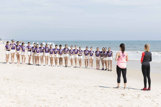 Ngày hôm sau, Top 45 Hoa hậu Hoàn vũ Việt Nam được ra bãi biển để bắt đầu buổi huấn luyện về sự khỏe đẹp, thần thái quyến rũ. Bà Bà Dương Thanh – Huấn luyện viên Trung tâm Thể dục Thể thao California Fitness & Yoga là người trực tiếp hướng dẫn các thí sinh những bài tập về vận động và sức bền.