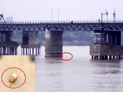 Cấm tàu bè, trục vớt bom dưới cầu Long Biên
