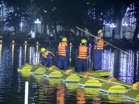 200 công nhân trắng đêm nạo vét hồ Hoàn Kiếm