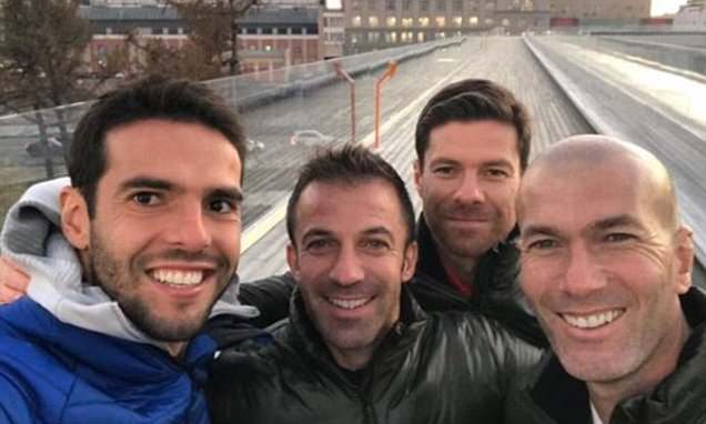Kaka chụp selfie cùng Del Piero, Xabi Alonso và Zidane