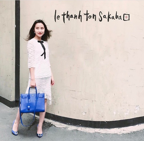 Đầm ren trắng thắt nơ và phụ kiện giày cao gót, túi xách tông xanh cobalt đã nâng tầm phong cách cho tình mới Phan Thành thêm sành điệu, sang trọng.