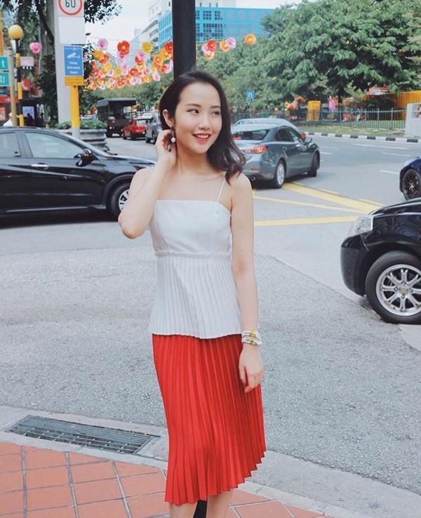 Những thiết kế xếp ly luôn đem đến hình ảnh thanh lịch, nữ tính cho người mặc. Sắc màu đỏ trắng kết hợp càng bật lên style ngọt ngào của tình mới Phan Thành.