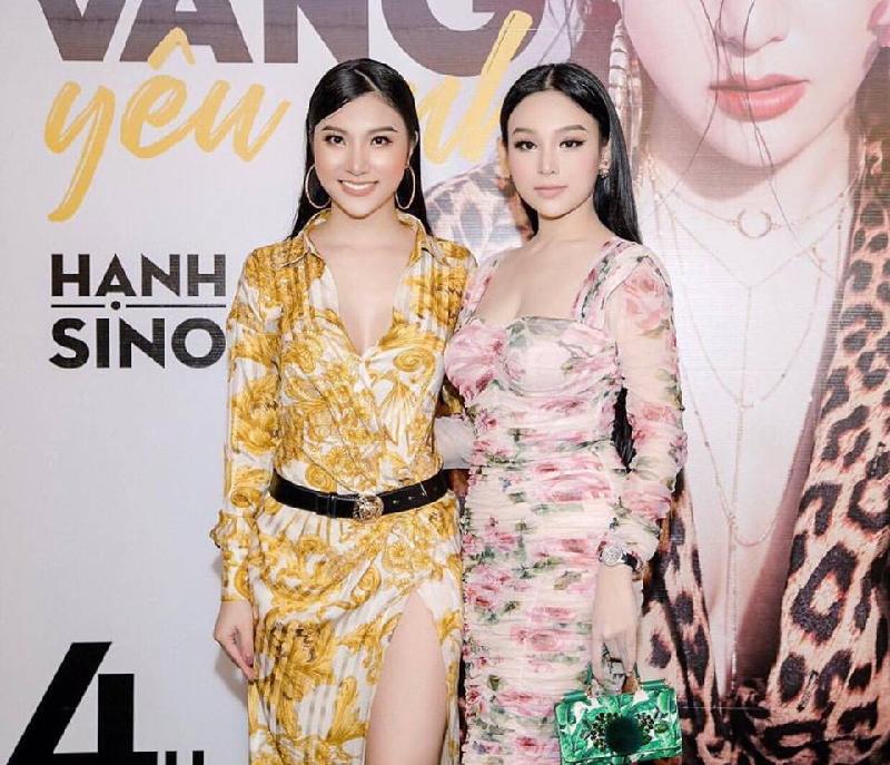 Tham dự sự kiện ra mắt MV mới của cô bạn thân Hạnh Sino mới đây, Huyền Baby diện váy của thương hiệu Dolce&Gabbana, trang điểm tiệp màu cùng phụ kiện đồng hồ tiền tỷ.