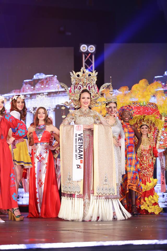 Hình ảnh trang phục dân tộc Khánh Ngân dự thi Miss Globe 