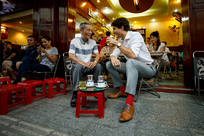 Thủ tướng Canada ngồi uống cà phê, trà đá vỉa hè tại TP.HCM. Ảnh: Facebook Justin Trudeau
