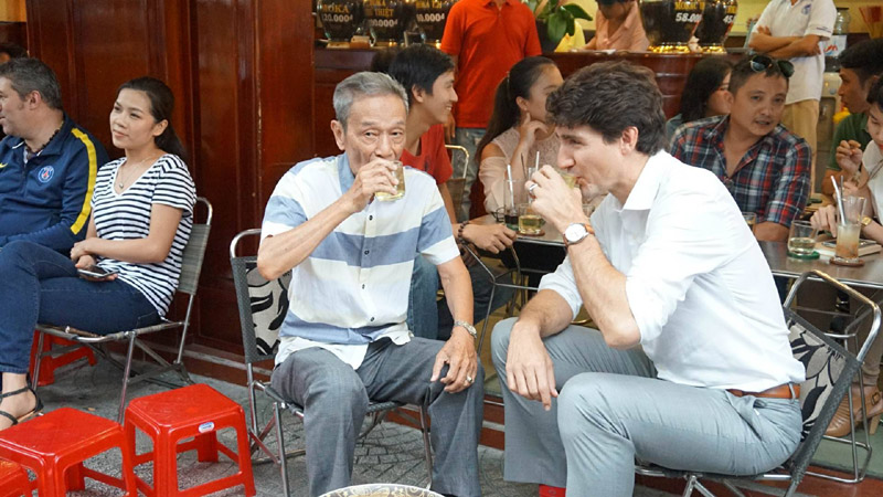 Thủ tướng Canada thưởng thức cà phê sữa vỉa hè. Ảnh: Như Sỹ