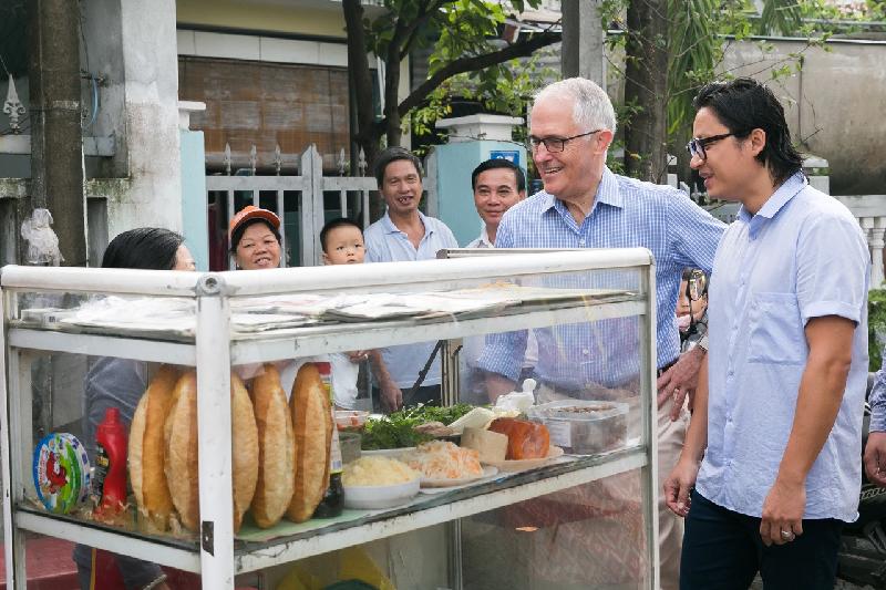 Thủ tướng Australia Malcolm Turnbull thích thú với món bánh mì trên vỉa hè Đà Nẵng
