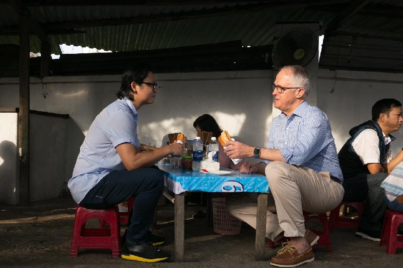 Thủ tướng Turnbull thưởng thức bánh mỳ ngay trên vỉa hè