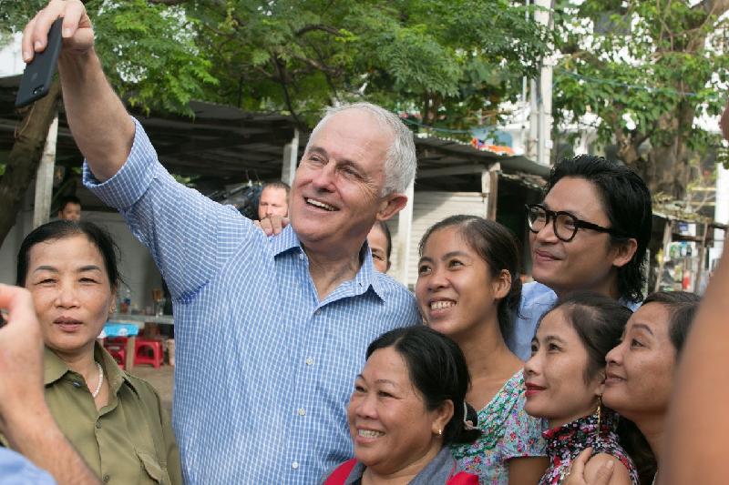 Thủ tướng Turnbull và ông Luke Nguyễn cùng chụp ảnh với người dân