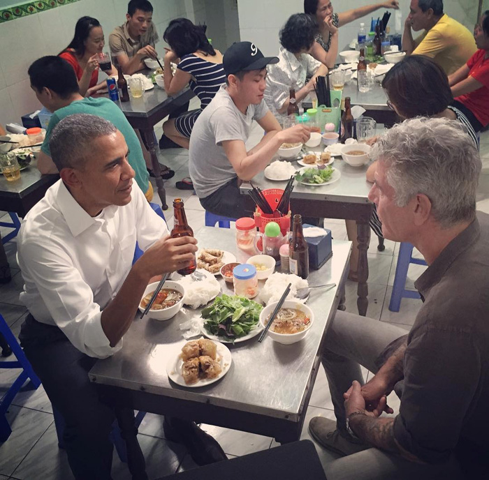 Tổng thống dùng bún chả trong quán. Ảnh: Instagram của đầu bếp Anthony Bourdain