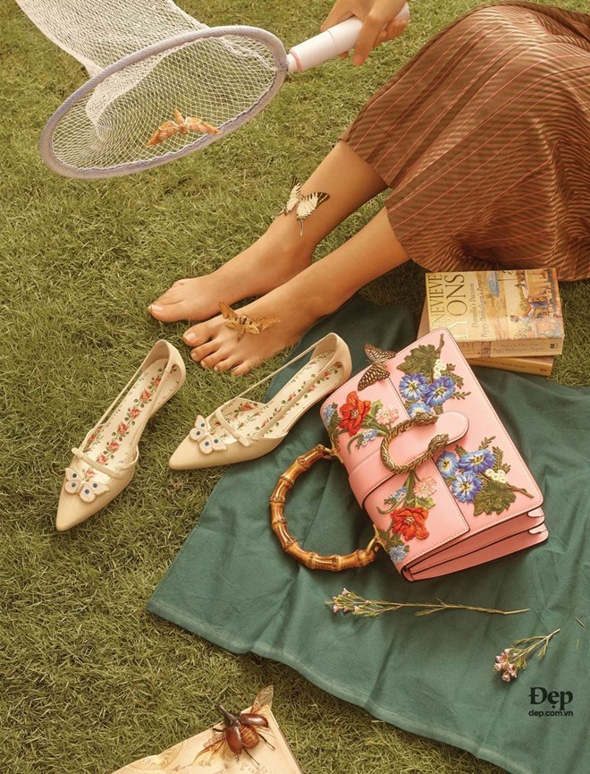 Vẻ nữ tính, lãng mạn trên phiên bản mới của túi xách Dionysus song hành đồng điệu cùng họa tiết hoa lá mềm mại của thiết kế giày bệt. Giày, túi: Gucci.