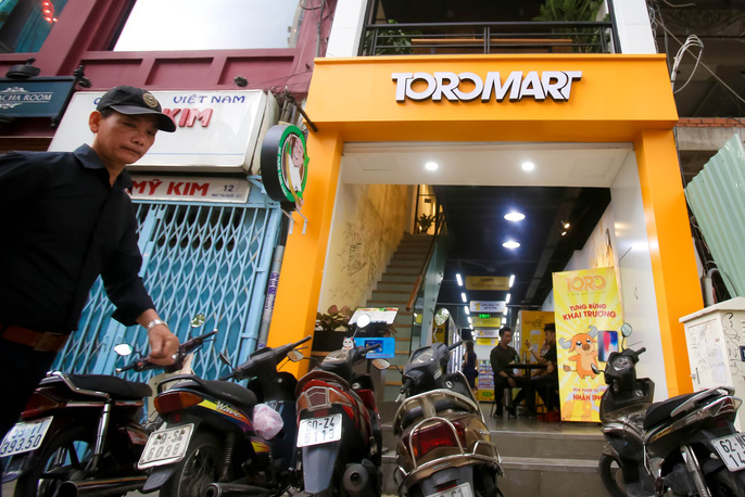 Cửa hàng tiện lợi không người bán vừa ra mắt tại số 10 đường Mạc Thị Bưởi, phường Bến Nghé, Quận 1, TP HCM. Đây là cửa hàng đầu tiên trong chuỗi cửa hàng tự động có tên gọi Toromart do công ty CP Kootoro Services (Mỹ) đầu tư tại Việt Nam.