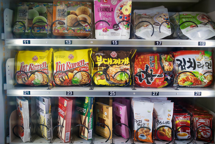 Rất nhiều loại thực phẩm như snacks, nước giải khát, cà phê, mì gói, kem, thức ăn nóng… không chỉ của Việt Nam mà còn của nước ngoài.