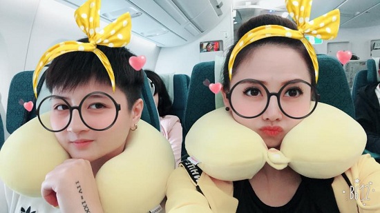 Ngọc Trang và người yêu đồng tính đăng tải hình ảnh ngồi trên máy bay đi du lịch.