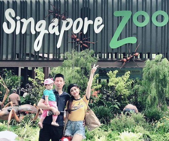 Á hậu Diễm Trang cùng chồng và con gái đi du lịch Singapore.