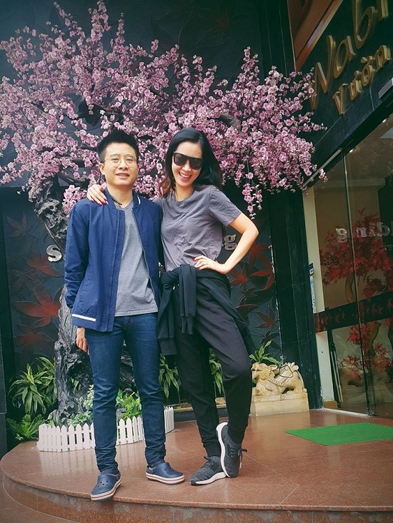 Hoa hậu Dương Thùy Linh và chồng hào hứng đi du lịch Luân Đôn. Cô hóm hỉnh viết: “Bye bye Hà Nội, bọn tớ đi chơi đây! Cám ơn chồng cho mượn quần áo”.