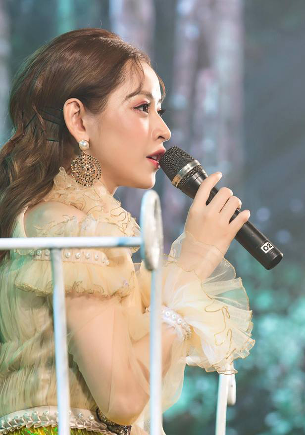 Chi Pu trong vai trò ca sĩ.