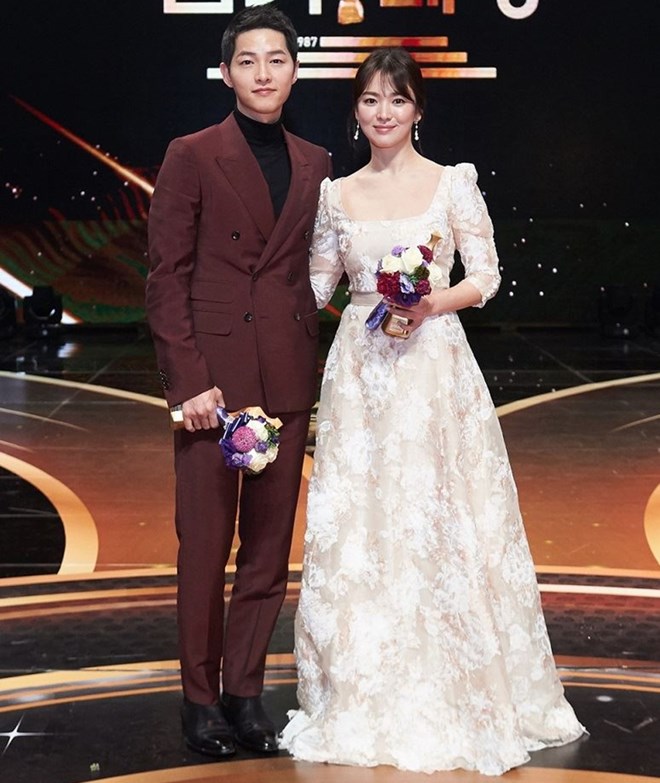Đôi uyên ương sánh vai trên sân khấu KBS Drama Awards 2016. Tại sự kiện, Song Hye Kyo diện đầm trắng cổ trễ, thiết kế ren nhiều lớp hết mực thanh thoát, nhẹ nhàng. Trong khi đó, ''nam thần'' 32 tuổi chọn bộ suit màu đỏ burgundy, phối cùng áo len cổ lọ ấm áp. Cả hai đã giành được giải Daesang (giải cao nhất) danh giá và danh hiệu Cặp đôi đẹp nhất của năm.