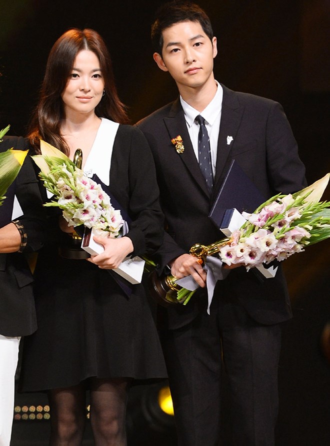 Đồ đôi phủ sắc đen huyền bí của Song Hye Kyo và Song Joong Ki khi cả hai cùng dự lễ trao giải Korea Popular Culture and Arts Awards 2016 cũng đủ khiến người hâm mộ mãn nhãn.