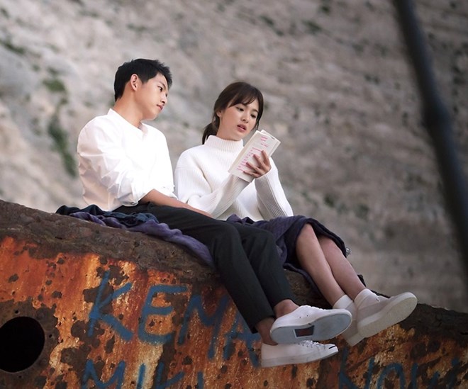 Trong phim, cặp sao của ''Hậu duệ Mặt Trời'' còn để lại nhiều khoảnh khắc đáng nhớ. Một trong những cảnh quay rung động lòng người là khi ''đại úy Yoo'' (Song Joong Ki thủ vai) ngồi cùng cô nàng ''bác sỹ Kang'' (Song Hye Kyo), cả hai đều mặc áo trắng và mang giày thể thao ăn ý.