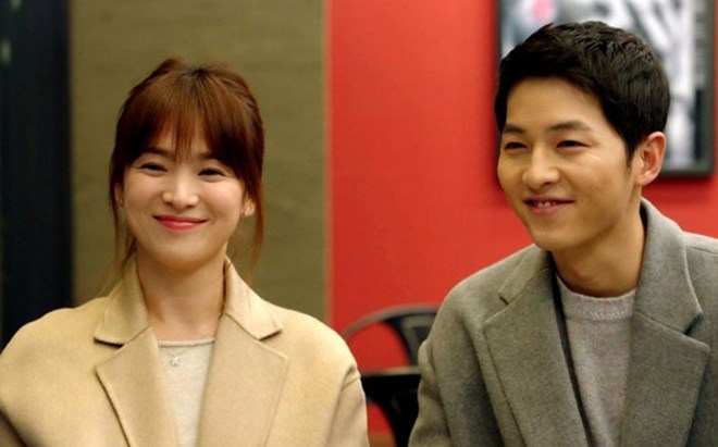 Nếu nhìn lại một cảnh quay trong ''Hậu duệ Mặt Trời,'' khi cả Song Hye Kyo và Song Joong Ki cùng diện áo len kết hợp áo khoác dáng dài, nhiều người đều cho rằng cả hai có ''tướng phu thê'' đậm nét.