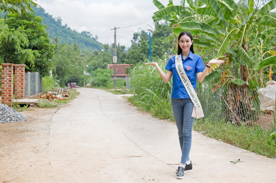 Những hình ảnh ghi nhận lại cho thấy một Hà Thu mộc mạc, giản dị trong màu áo xanh tình nguyện quen thuộc, không ngại khó khăn đi đến nhiều nơi để dọn dẹp những khu vực ô nhiễm tại thành phố Hồ Chí Minh – nơi cô đang sinh sống. 