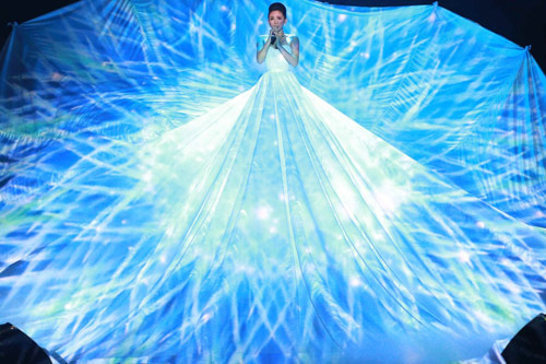 Chiếc váy phát sáng khổng lồ đi vào lịch sử của Tóc Tiên.