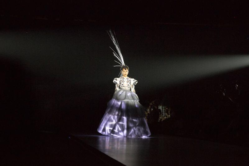 Nằm trong khuôn khổ Vietnam International Fashion Week 2017 vừa qua, Mâu Thủy làm vai trò vedette trong chiếc váy phát sáng, cùng mẫu tóc nặng hơn 15kg vô cùng ấn tượng.