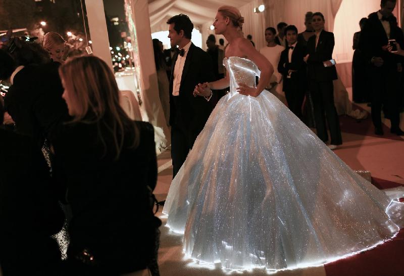 Để làm chiếc váy tỏa sáng rực rỡ, những người thợ của Zac Posen đã kỳ công lắp tới 30 bóng đèn LED mini vào bên trong chiếc váy. Công đoạn hoàn thành trang phục tỉ mẩn này kéo dài tới 600 giờ. 