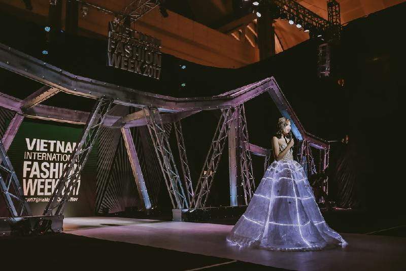Cũng tại VIFW 2017, Thanh Thanh Huyền khiến giới mộ điệu thời trang và khán giả thích thú khi bước ra sân khấu với chiếc váy cúp ngực xòe vô cùng ấn tượng.