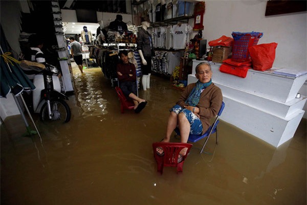 Một cửa hàng ở Huế vắng khách vì ngập nước. (Ảnh: Reuters)