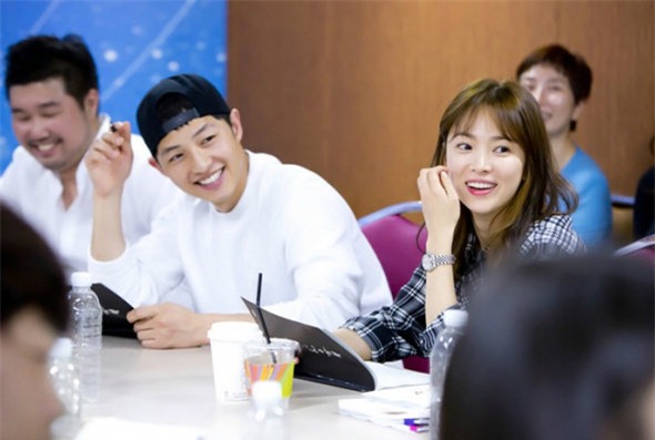Song Joong Ki - Song Hye Kyo gặp nhau trong buổi đọc kịch bản phim Hậu duệ mặt trời.