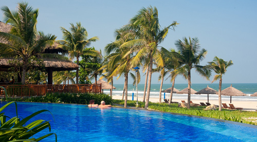 Đặc biệt, bãi biển Non Nước thanh bình nối liền với khuôn viên Vinpearl Đà Nẵng tạo thành nên một trong những điểm nghỉ dưỡng đẹp nhất Việt Nam