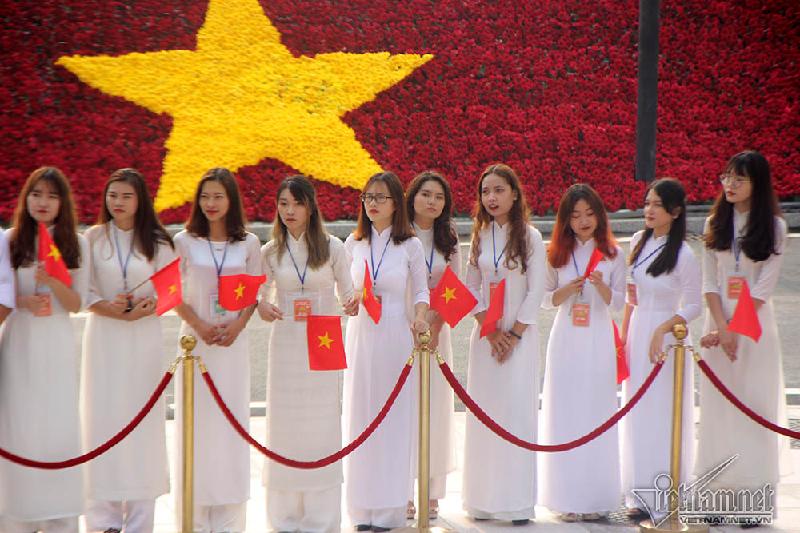 Nữ sinh xinh đẹp trong tà áo dài trắng đón Tổng bí thư, Chủ tịch Trung Quốc