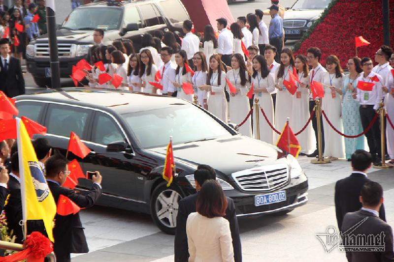 Khi đoàn xe của Tổng bí thư, Chủ tịch Trung Quốc Tập Cận Bình tiến vào, sinh viên 2 nước đồng thanh hô chào mừng