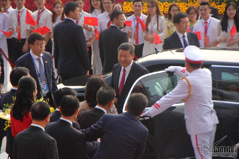 Tổng bí thư, Chủ tịch Tập Cận Bình bước ra khỏi xe