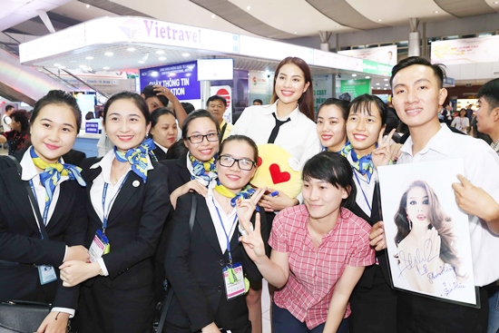 Người hâm mộ chuẩn bị rất nhiều quà tặng cho Hoa hậu Phạm Hương.