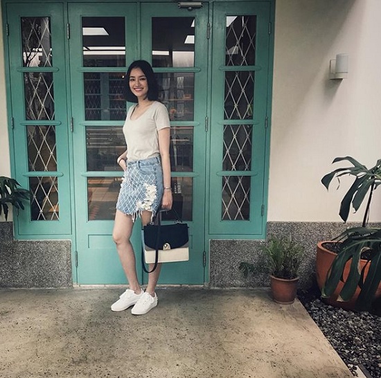 Hoa hậu Trúc Diễm chia sẻ hình ảnh chụp trong chuyến thăm Indonesia. Người đẹp viết: “Một ngày nhẹ nhàng, không biết cuối tuần nhà mình có gì vui không, cứ mỗi lần đi xa lại nhớ nhà vô cùng”.