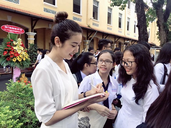 Á hậu Thúy Vân về thăm thầy cô và trường cũ nhân dịp ngày Nhà giáo Việt Nam 20/11.