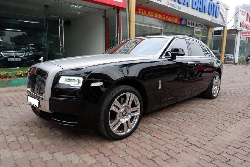 Rolls Royce Ghost 30 tỷ rao bán trên vỉa hè Hà Nội