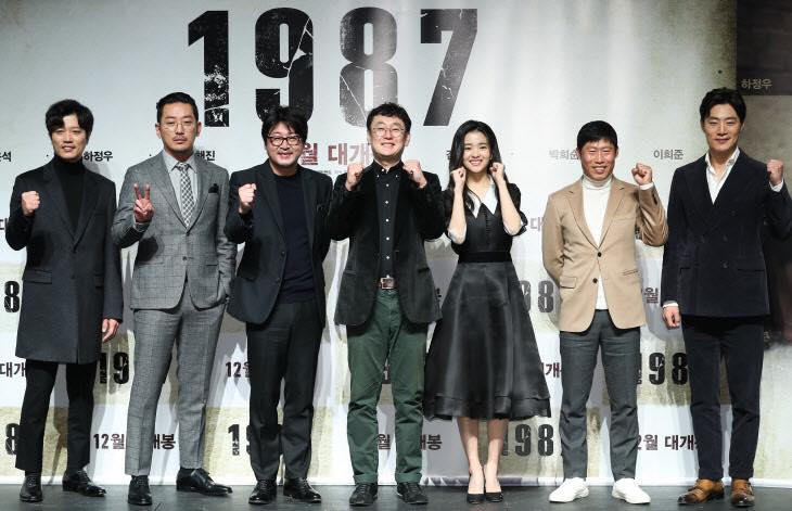 Các diễn viên Kim Tae Ri, Ha Jung Woo, Yu Hae Jin,.. trong buổi họp báo phim điện ảnh nổi tiếng “1987”