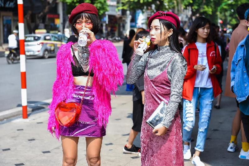 Từng cung bật của sắc hồng được hai cô gái khai thác triệt để thông qua những item đình đám như chân váy ánh kim, crop top hai dây, áo khoác lông... 