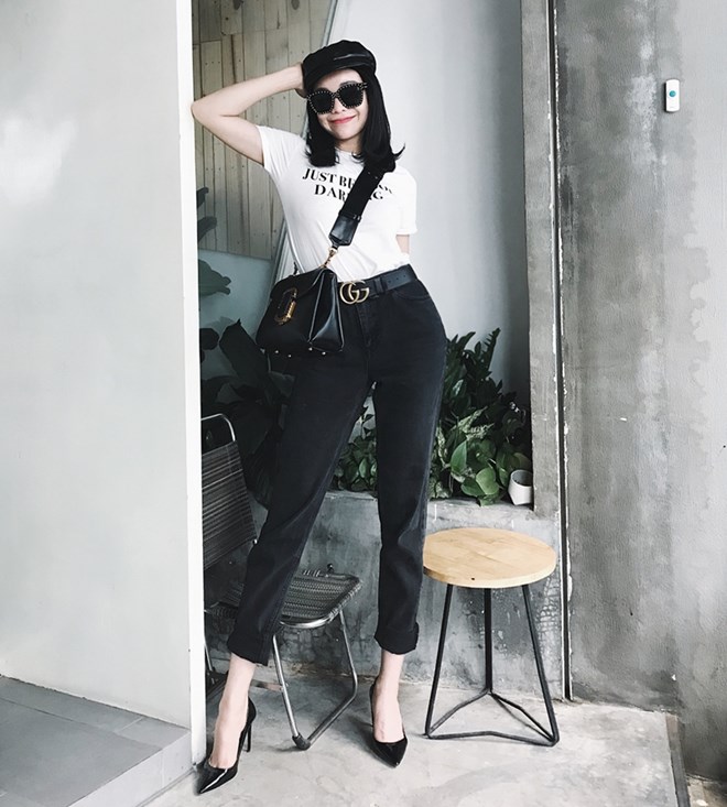 Với bộ đôi quần jeans xắn gấu và quần jeans trắng, Trà Ngọc Hằng khéo léo mix phụ kiện có thiết kế độc đáo, tạo điểm thắt eo bằng dây lưng Gucci. Cô nàng còn ''trang bị'' mũ beret cá tính và đeo kính cực ''ngầu''.