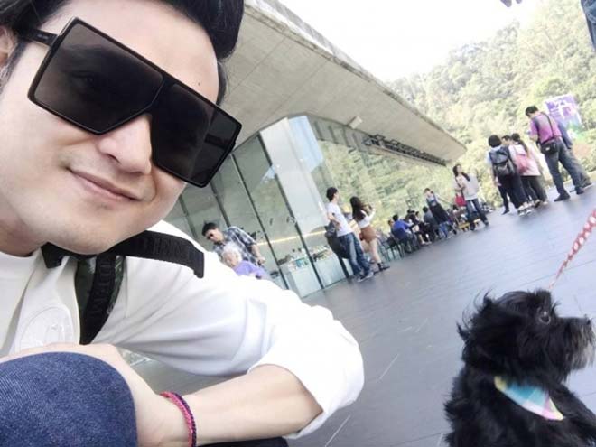 Ca sĩ Quang Vinh thích thú chụp ảnh cùng những chú chó ở Đài Loan. Anh chia sẻ: 