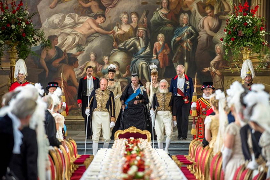 Buổi lễ hoành tráng kỷ niệm 50 năm đăng quang của Nữ hoàng Victoria đã được tái hiện lại một cách chân thực và sống động trong Victoria & Abdul: Nữ Hoàng & Tri Kỷ