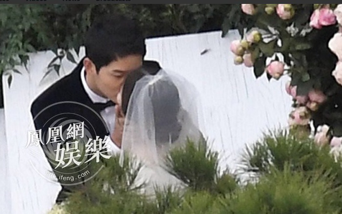 Trước đó, cô dâu Song Hye Kyo cũng khiến mọi người tan chảy vì lời thề gửi tới chú rể. Cô nhắn nhủ Song Joong Ki: 