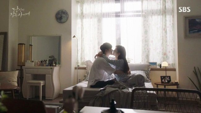 Những cảnh hôn nhau của Lee Jong Suk - Suzy trong hai tập cuối Khi nàng say giấc