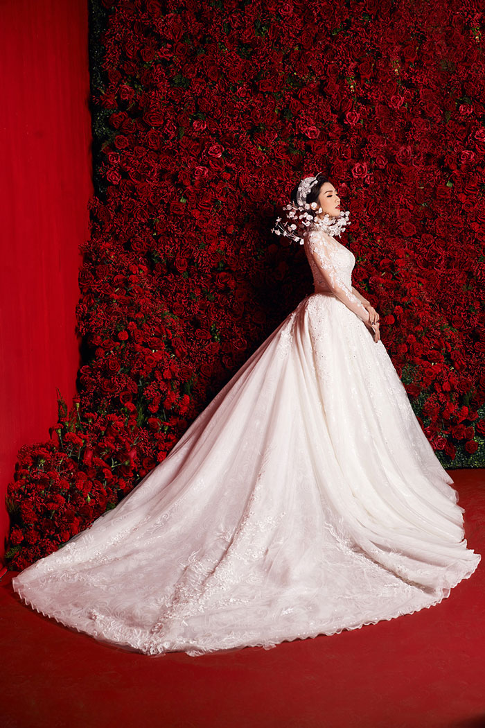 Được biết chiếc váy cưới tiền tỷ vô cùng xa hoa mà Á hậu Tú Anh diện trong bộ ảnh thời trang lần này cũng sẽ xuất hiện trong show diễn mang tên ‘Snow White’ của nhà thiết kế Lek Chi tại Hà Nội vào tối 21/12 tới.