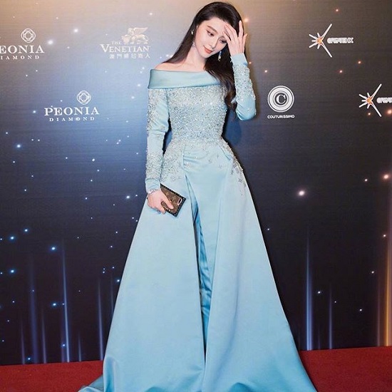 Phạm Băng Băng được khen ngợi hết lời khi diện chiếc váy xanh của Elie Saab khi dự sự kiện Giải thưởng Điện ảnh châu Á 2017.