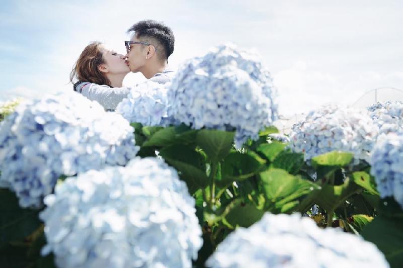 Khoảnh khắc khóa môi ngọt ngào của vợ chồng Khánh Thi và Phan Hiển: 